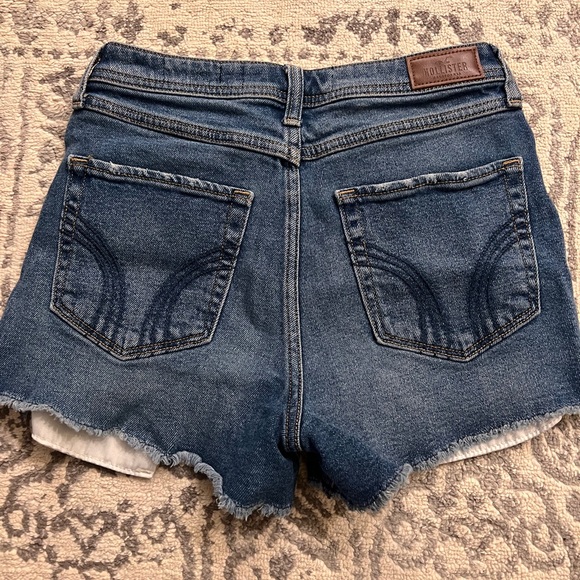 HOLLISTER | High-Rise Boyfriend Jean Shorts - Picture 3 of 5